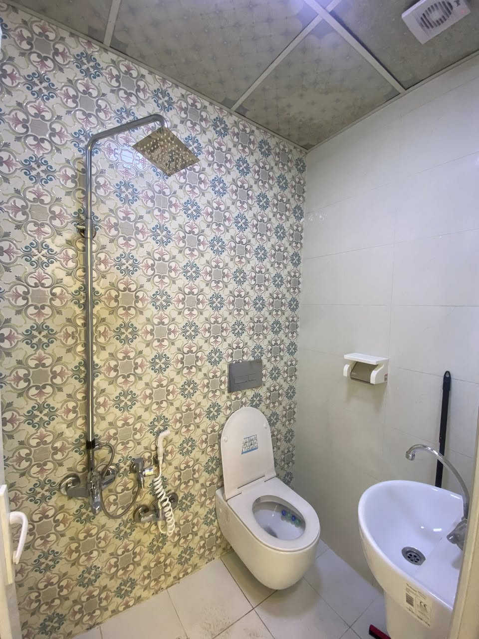 ⭕️✨⭕️✨⭕️✨⭕️✨⭕️

للأيجار ..

طابق أول معزول من بيت

بناء حديث مودرن 

نظام دوبلكس طابقين ❗️

يحتوي ع غرف منام عدد 2

استقبال ومطبخ

صحيات عدد 2

موقع حي الجامعة 📍 قرب شارع الربيع 

سعر الايجار 800 الف 

⭕️ يصلح تجاري او سكني 

للاستفسار اكثر الاتصال ع رقم الهاتف ***********
#مكتب_المستقبل_للعقار
