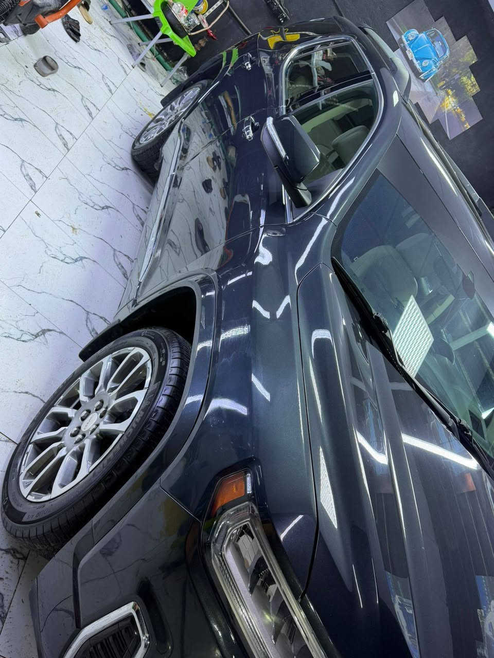 اكاديا دينالي 2023.  مرقم بغداد
حجم المحرك : 6 سلندر 3600

لون السيارة : لون رصاصي

الرقم  باسمي بغداد

المسافة المقطوعة : 22 الف

الضرر :  قبق جنطه وجاملغ وباب خلفي بارد

المواصفات:

•5 انظمة للقيادة 

•3 صفوف 7 راكب

•لايتات Led امامي وخلفي 

•رادارات أمامية وخلفية وجانبية 

•مقاعد جلد بريميوم مع تطريز دينالي

•شاشة كبيرة 8 انج تدعم Apple CarPlay/ Android Auto

•نظام Bose الصوتي ( راقي جدا وصوت عالي )

•تبريد وتدفئة للمقاعد الأمامية

•رادار تنبيه وتصادم

•تنبيه مغادرة المسار

•مثبت سرعة ذكي 

•مانع انزلاق + انظمة توازن متقدمة 

•تدفئة الستيرن

•نظام تشغيل عن بعد

•شاحن لاسلكي للموبايل

•فتح الجنطة لمس 

•نظام خرائط مدمج

•نظام USB متعدد بكل الصفوف

•نقطة عمياء

•توقف تلقائي عند الطوارئ

•حساسات ضغط الاطارات

•تنبيه المشاة

كشن هزاز 

تقفيل الجام  وتصعيد عن بعد 

•تبريد خلفي مع تحكم مستقل

•نظام (Oil Life Monitoring System) 

وغيرها من المواصفات الخاصة بفئة الدينالي

سعر 238

مكان السيارة كربلاء
‭0782 454 8777
