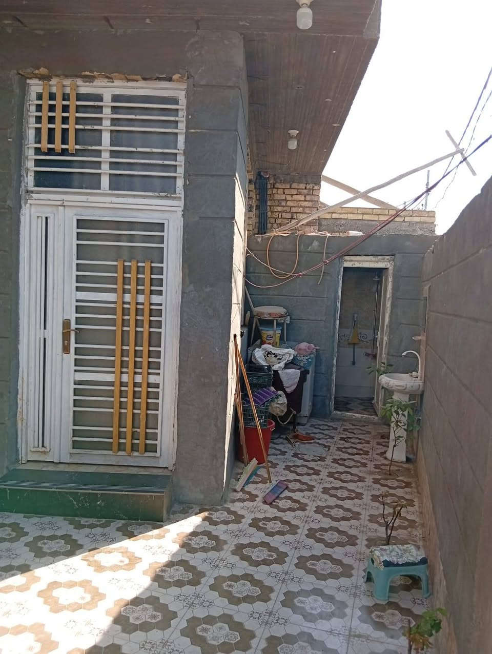 دار للبيع ،طهمازيه حي فرزدق التبليط بالباب ..
 
المساحه 200متر بناء حديث سنه 2025 يحتوي غرفتين نوم واستقبال ومطبخ وهول ومجمع صحيات عدد 3 
ملاحظه /السطح فقط مگير والدرج مامطبك
للتواصل واتساب او خط //***********
