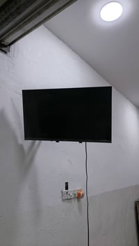شاشه حجم 32 من شركه اوناكس شاشه أندرويد شاشه اسخدام شهرين يعني جديده  ...