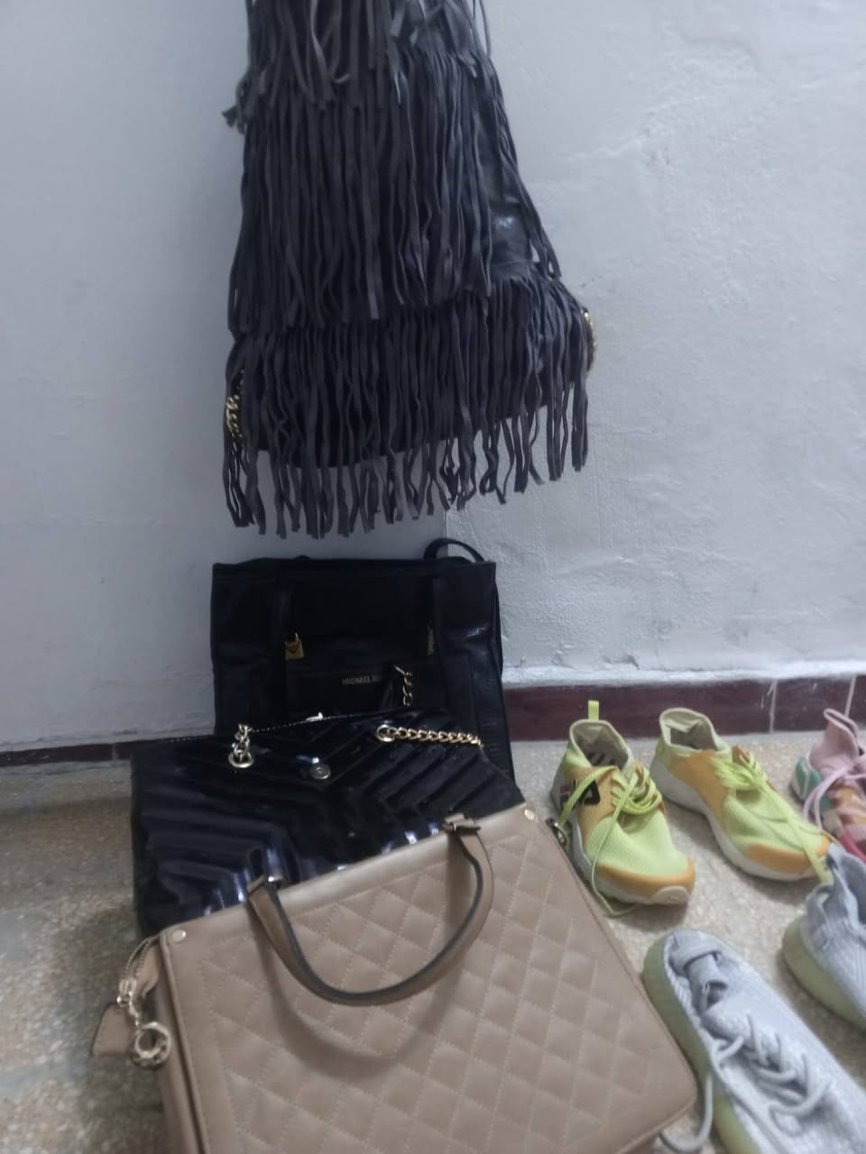 أحذية نضيفة 8 كراتين رجالي ونسائي + جنط للبيع بسعر مناسب رقمي *********** مكاني بغداد شارع النضال
