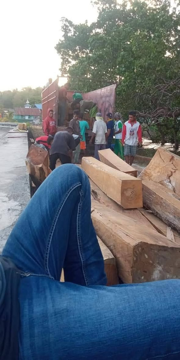 Loading process of teak raw materials into the container; the quality and appearance are very beautiful and excellent.
#Teak #Teakwood


**إذا كنت صاحب هذا الإعلان وتريد حذفه لأي سبب، رجاءا أرسل رسالة إلى الدعم الفني**