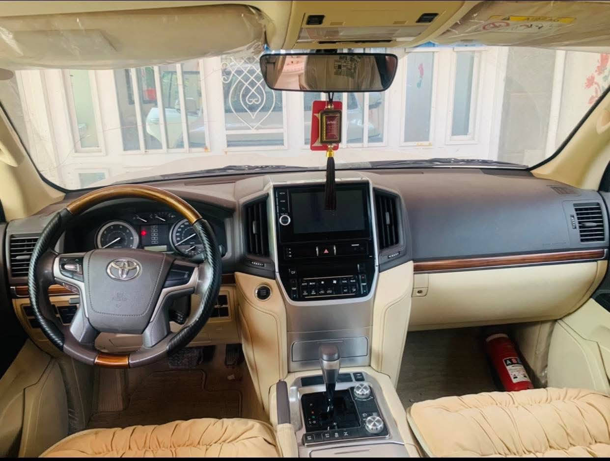 السلام عليكم
لاندكروز وآيت ادشن 2017 
مكفوله 
فول موصفات 
كشنات ثنين كهرباء 
اربع كامرات 
رقم بغداد جديد 
تخم تاير جديد
سعر ٤٦٥
***********
