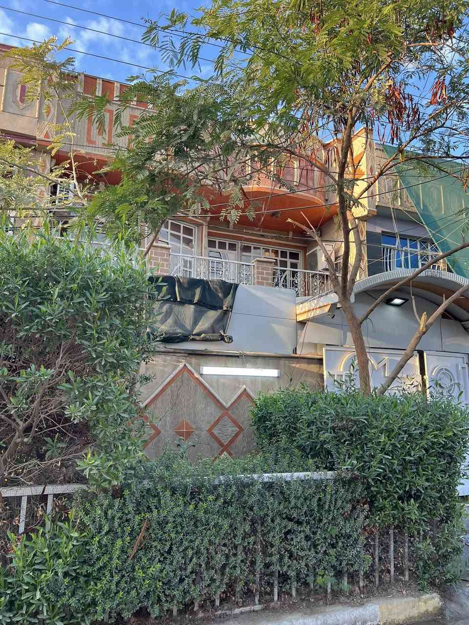 السلام عليكم
دار للبيع في منطقة چكوك ( بين الكاظمية و جسر الشعلة )  

مساحة : 150م ( 7.5*20 )

نوع السند : ملك صرف

نوع البناء : مسلح

يحتوي على طابقين : 

الطابق الاول :- 

طرمة كبيرة

مطبخ كبير

استقبال ( غرفة خطار )

حولي كبير ( غرفة معيشة ) 

مرافق عدد 2

حمام عدد 1

منور خدمات عدد 2

غرفة نوم كبيرة جداً

الطابق الثاني :-

غرف نوم كبيرة عدد 3

حولي

الطابق الثالث :-

بيتونة 

سطح

للاستفسار الاتصال بالرقم 

0780 234 8480
***********

مكلف بالنشر
