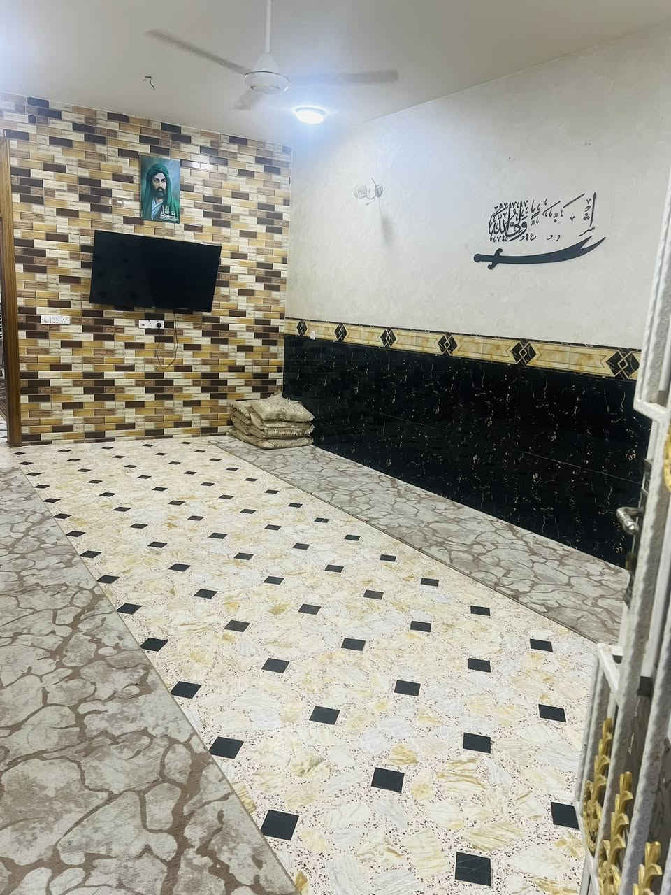 السلام عليكم دار للبيع طابو ملك صرف البلديات منطقة حي الرفاق قرب الدفاع المدني الشارع العريض الواجه 8 ونزال 21 ونص المساحه 172م 

الطابق الاول استقبال مطبخ حار وبارد وصاله وغرفه وخدمات داخليه وخارجيه 
الطابق الثاني 3 غرف نوم وخدمات وصاله 

للاستفسار *********** واتساب 

او خاص
