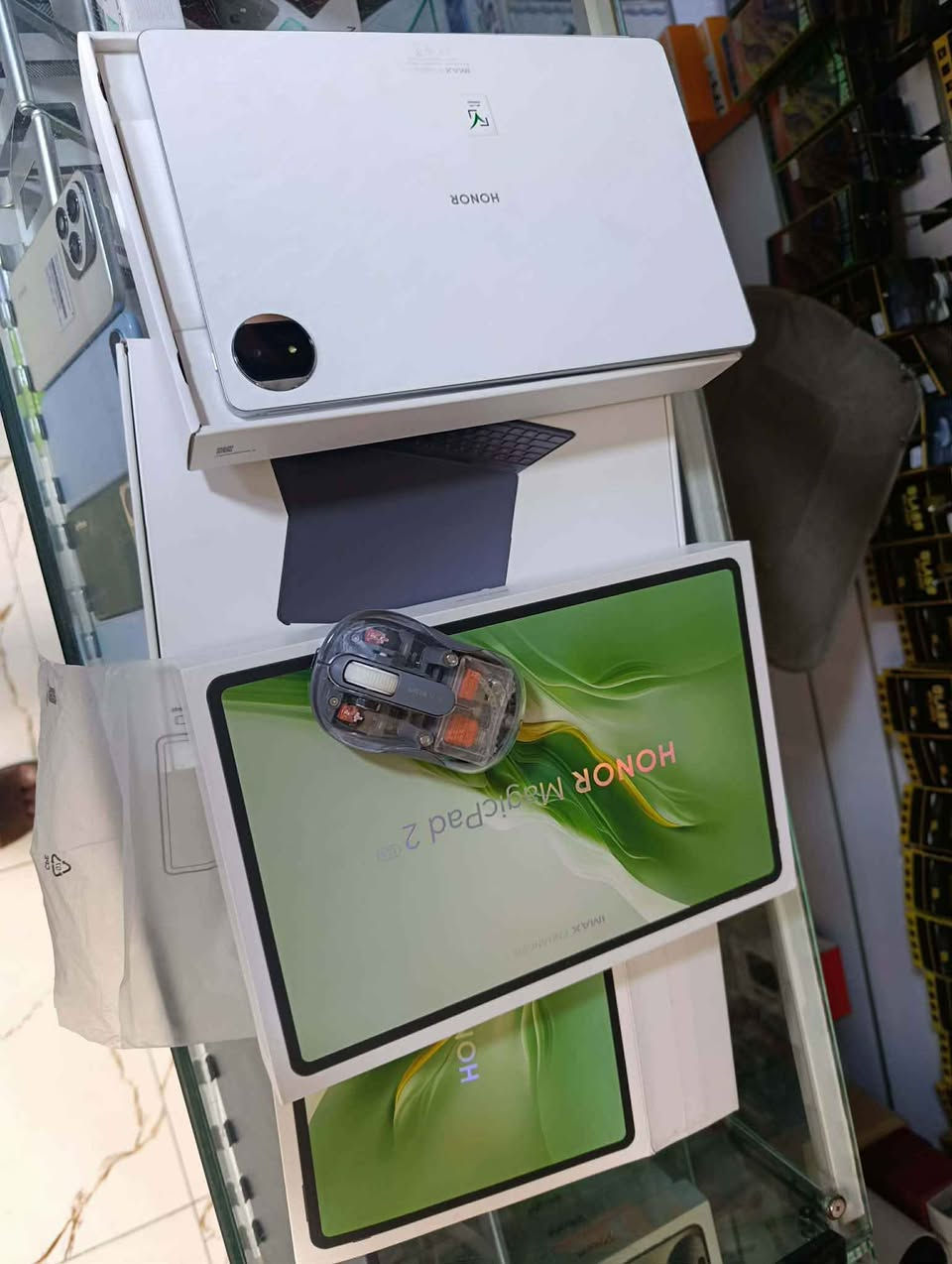 هونر ماجيك باد2 حجم 12.3انج ايباد معروف شاشة OLed تردد144هيرتز ببجي120فريم بطارية10050شحن 66w استخدام قليل كامل ملحقات مع كامل الهدايا وهدية اضافية مني ماوس ب30الف مشتريه الايباد سعرة الجديد 910الف اني رايدة ب775 وبيه مجال بسيط مكاني بغداد العامرية للاستفسار وتساب*********** بغداد, العراق
