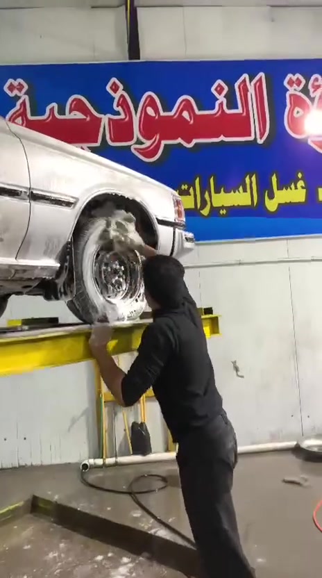 سلام عليكم سوبر موديل82
كير ومكينه بلادي 5m

بدون ضربه ولا صبغ
دواخلها نضيفه
حداديه100%
السعر55 بيها نجال قليل
***********

