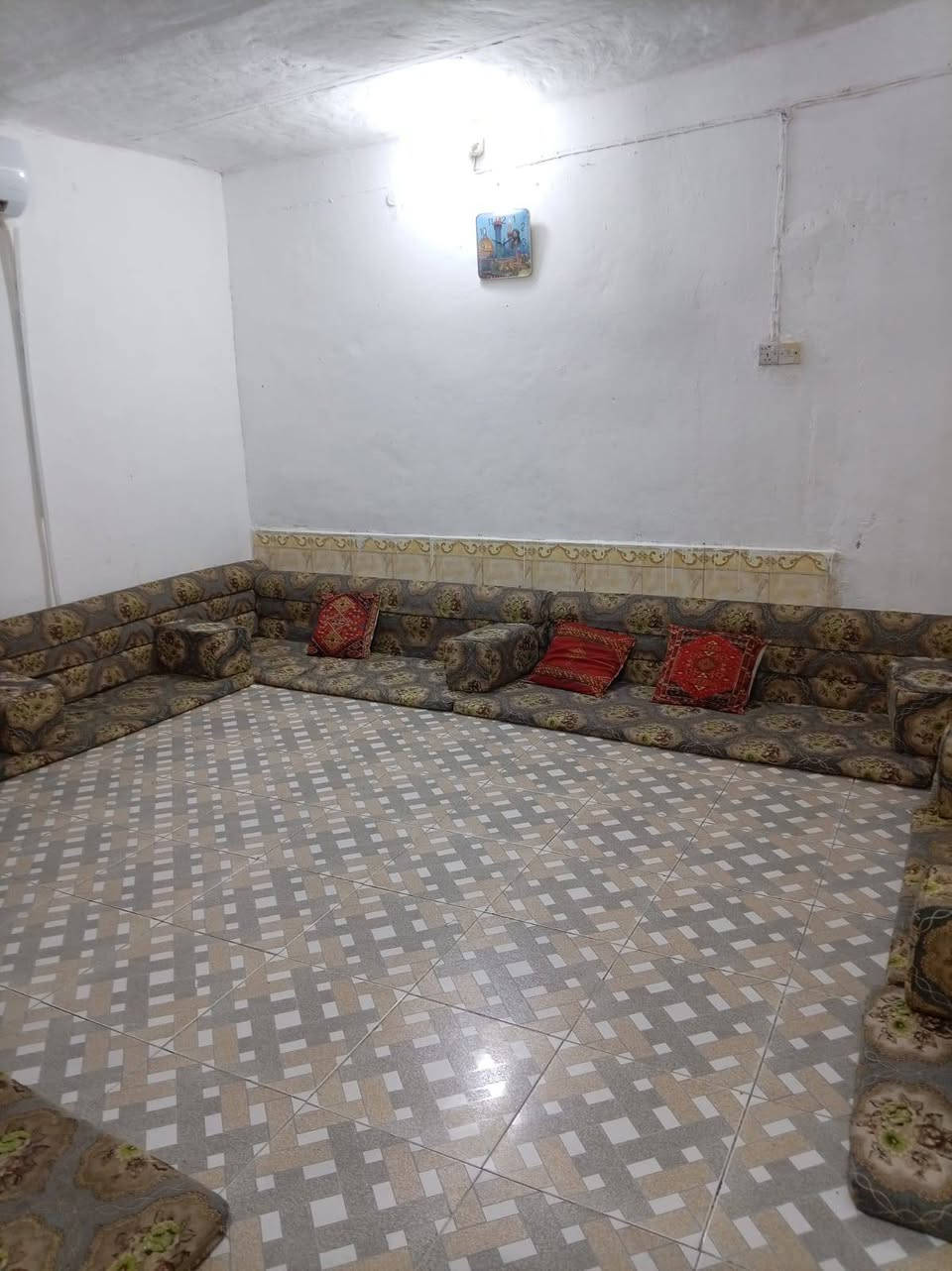 يوجد لدينا دار سكن للبيع ١٠٠م امامي طابق ونص حي الشهداء قرب جامع المحسن على ساحه السعر ١٠٠مليون للاستفسار الاتصال على الرقم ***********
