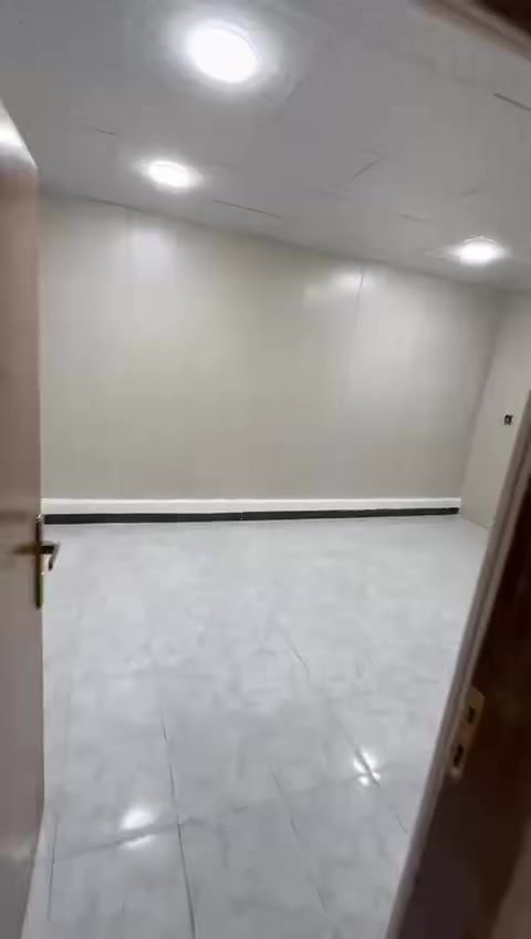 بيت للإيجار.بغداد حي الحسين فرع مرطبات الريان مساحته ١٠٠ طابق ثالث درجين مو ٣ سعره ٥٠٠ ألف يحتوي على غرفة نوم. وصالة ومطبخ حار بارد وحولي وصحيات التفاصيل بالتصوير للاستفسار *********** واتساب
