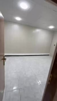 بيت للإيجار.بغداد حي الحسين فرع مرطبات الريان مساحته ١٠٠ طابق ثالث درج...