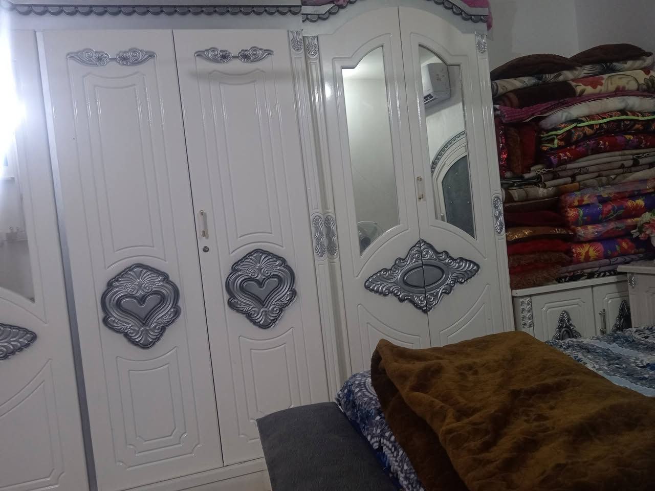 السلام عليكم غرفه كلش مرتبه وجديده وخشب قوي كلش استخدام 4 اشهر فقط
***********
