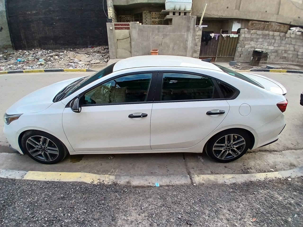 السلام عليكم...كيه فورتي2019
وارد امريكي الحادث امامي تبديل بنيد +قطعتين صبغ
الجاملغ الامامي اليمين والجاملغ الخلفي بدون دواخل اليسار 
محرك ،كير خير من الله السياره ماشيه 85 تحويل ثاني يوم
بسمي مكان السياره حي الجهاد ***********
