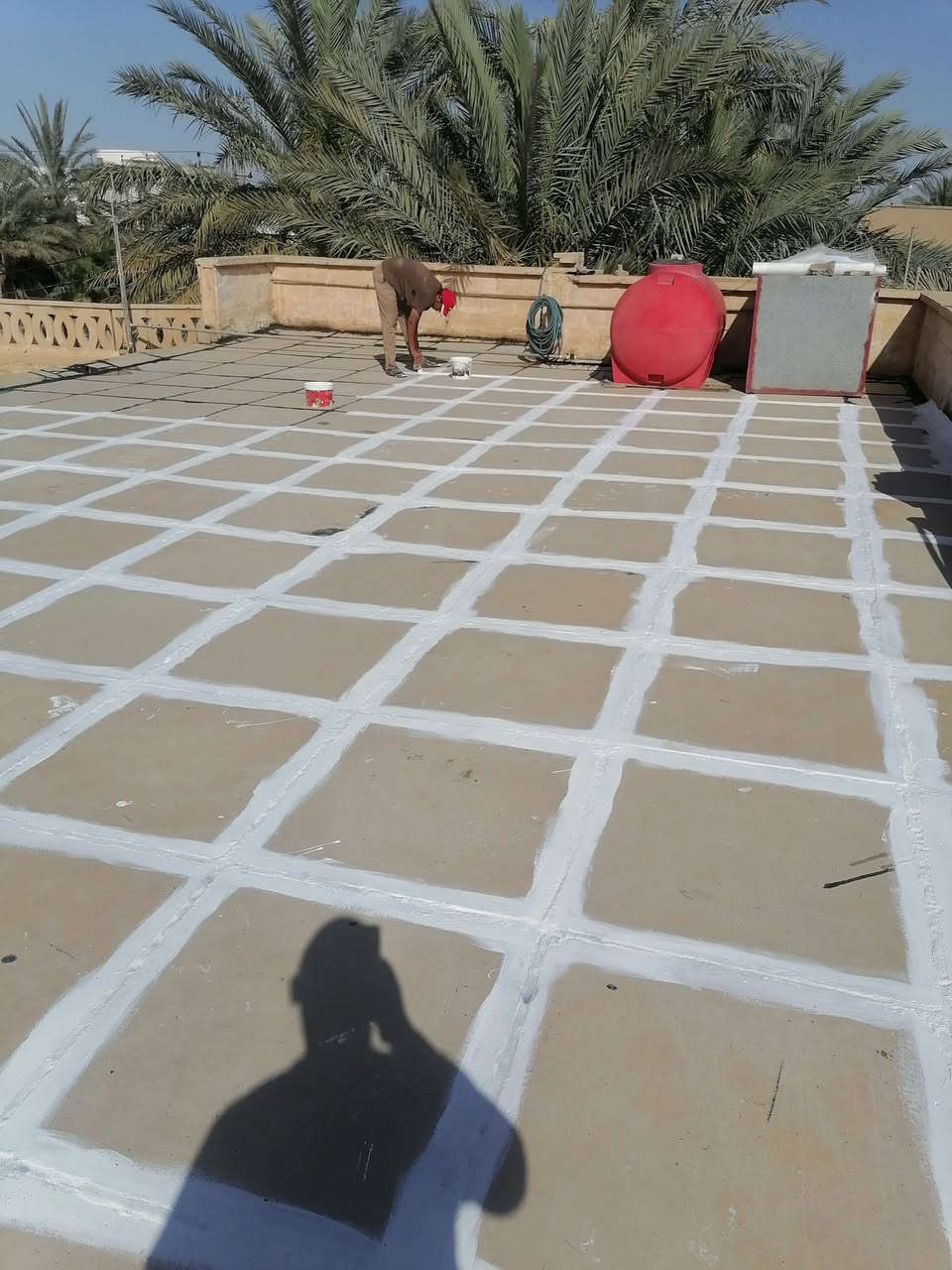 السلام عليكم عمل ماده الصطوح روف كوت عازلة من الحراره والرطوبه معه شبكه ألياف زجاجيه معه جلي وقلع الكير *********** حمودي ابو خالد هاي بعض الصور قبل وبعد العمل  من أعمالنا في هيت ونواحيها والحي السكني وهيت والرمادي
