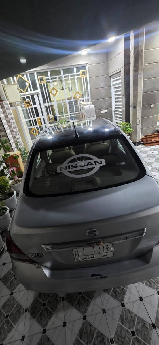 نيسان تيدا 
رقم بابل لون سلفر
محرك 1800
كير اوتوماتك
تبريد
العنوان بابل القاسم
***********
السعر 65 وبيه مجال
