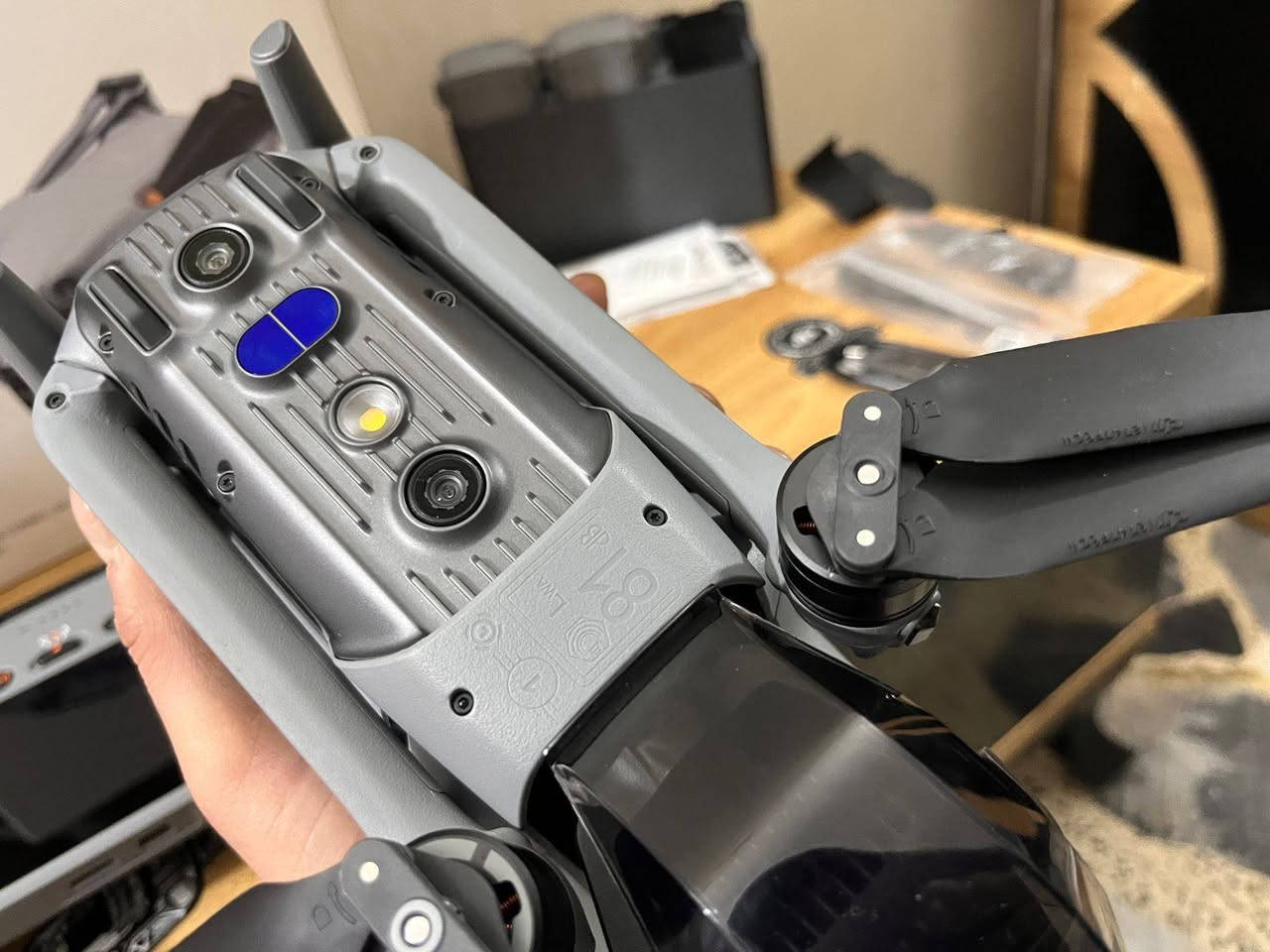 السلام عليكم 
dji.  AIR.  3.  S.  
مستعمل طايره 
43 دقيقه فقققط 
جدددددديد كومممبو 
السعر مليونين و100 
***********
