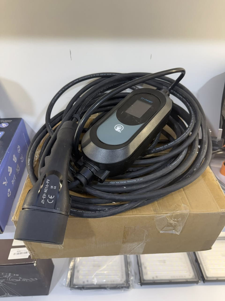 شاحن الأصلي سيارة كهربائية محمول (EV) من طراز JY-EV-AC16-PV.
الميزات: يحتوي على شاشة OLED لعرض حالة الشحن.

النوع: شاحن محمول من المستوى 2.
الشهادات: حاصل على شهادتي CE و UK CA.
الاستخدام: مصمم للشحن من مقبس كهربائي منزلي
راسلني وتساب 
***********
