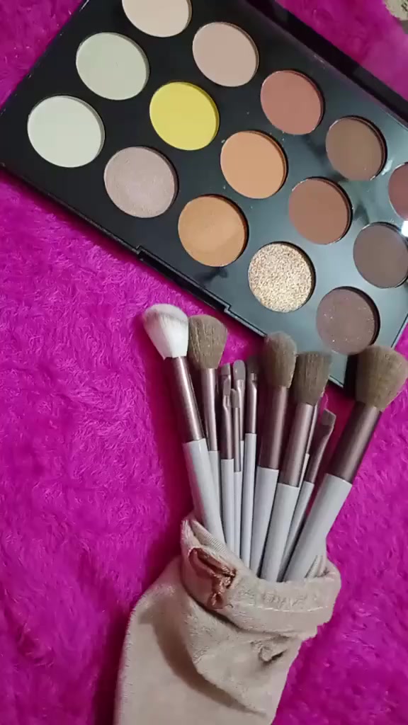 بنات هاي مسويه عليها عرض مجموعة فرش مكياج مكونة من 13 قطعة،   احترافي لظلال....
لوحة ظلال العيون شايدز أوف نود 
اثنينهن ب 15 ويا التوصيل


**إذا كنت صاحب هذا الإعلان وتريد حذفه لأي سبب، رجاءا أرسل رسالة إلى الدعم الفني**