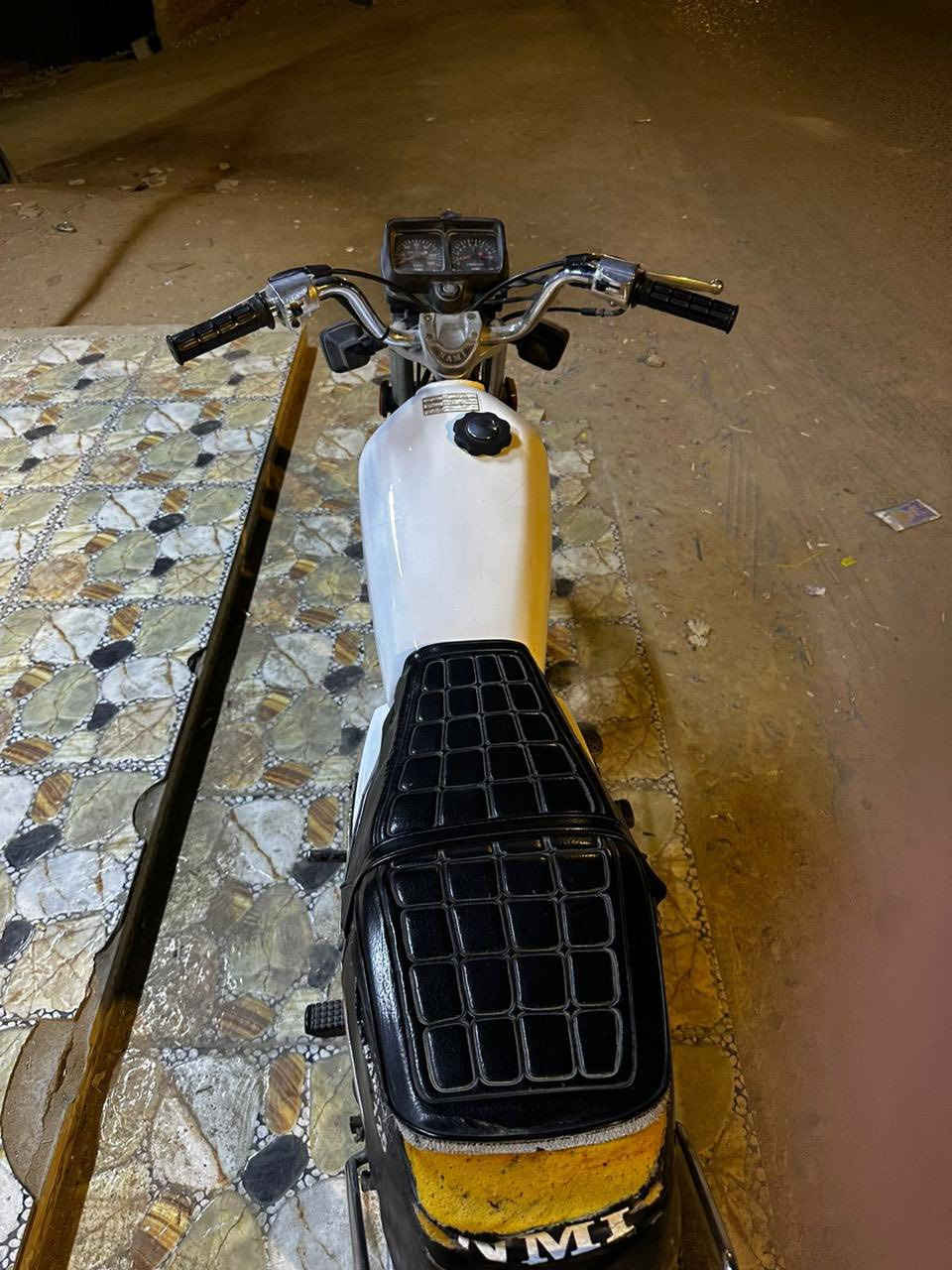 السلام عليكم دراجة ايراني شلامة اصلي مديل ٢٠٢٢.  (اوراق )بعدني ما مطلع رقم ولا سنوية دراجة حلوة ورزنة بل مشي دراجة مال جني تخبل وياها كلجات جدد بعدني ما شادهن وضفيرة جديدة بعدني ما شادها وغراضها القديمات تانكي هم وياها سعرها ٨٠٠ بيها مجال شي قليل. *********** مكاني ابي خصيب
