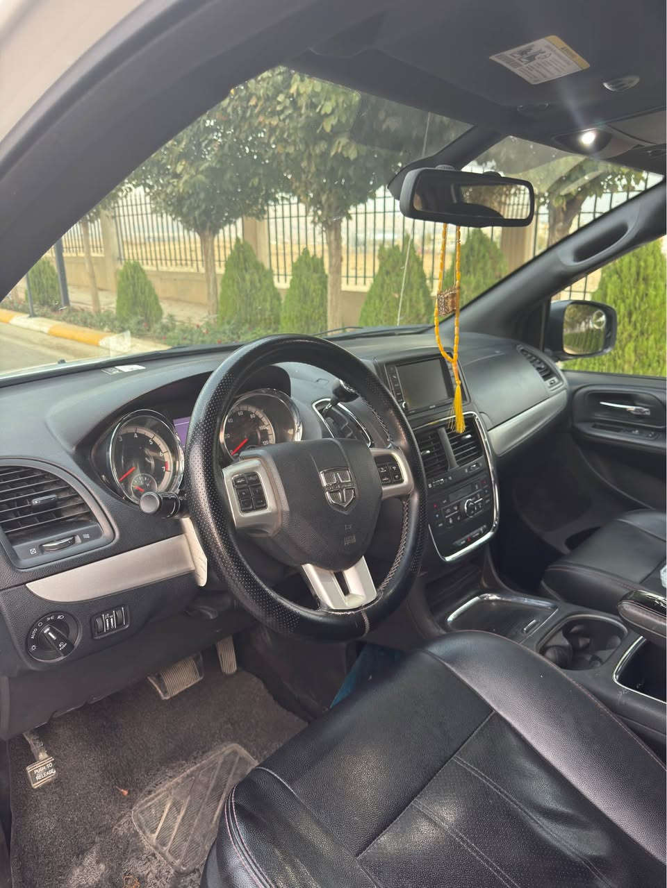 Dodge grand caravan 2019 GT 
فول مواصفات 
* ابواب وصندوق كهرباء 
كشنات جلد كامل 
* كشنات الامام تدفئة وكهربائية
* كشنات الخلف دفن سياحي 
* تدفئة بالستيرن وتحمات جهتين 
* شاشة بلادي قلاب وتحكم من الستيرن 
* شاشة اعطال 
* تبريد 3 قطع 
* بردات بالابواب السلايد بلادي 
* ويل كب بلادي 
* حصان بالسقف وLED
* مكينة وگير بلادي 
* بچم كبس 
* بيها 3 قطع صبغ چاملخ الي خلف السكن وباب السلايد وباب السكن وصندوق مبدل بلادي والحادث مرفق مع الصور 
* الهزة لحد شهر الرابع 
* السيارة رقم اربيل تحويل ثاني يوم وتريد وكالة هم بالخدمة 
ماشية 119 الف ميل 
* سعرها 188$ وبيها مجال مكان السيارة سليمانية
*********** موصل, نينوى
