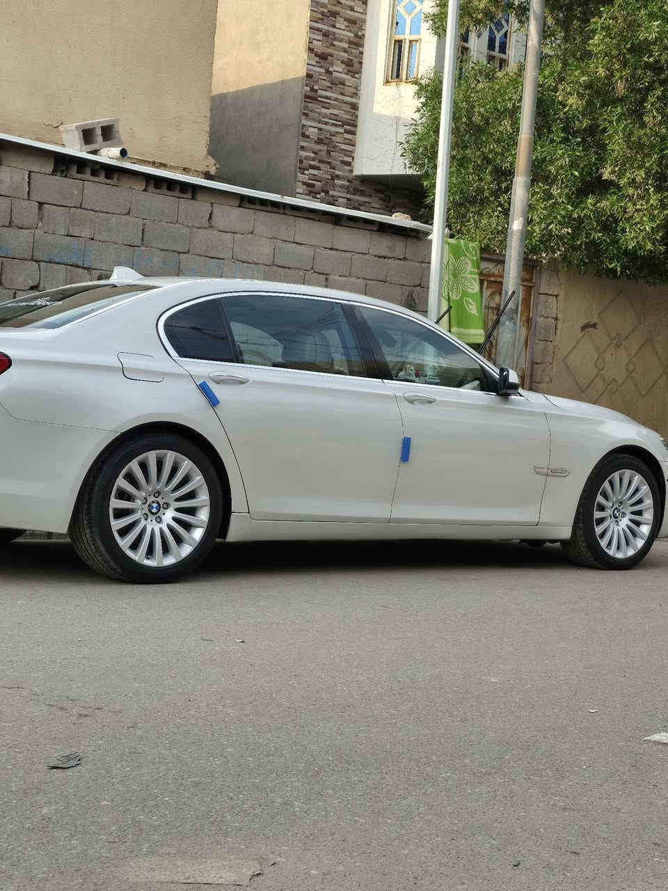 Bmw f02 2010 730li
N52
بي ام ٧٣٠ li خليجي
رقم سليمانيه بأسمي شرط التحويل بدون وكاله هزه وفحص جديد 
نوزل قصير تنفس طبيعي السياره بيها ظربه جاملق خلفي فقط صفحت السكن فقط بيها رشات توحيد لون فقط سياره حلوه ونظيفه محرك وكير كفاله ترايك وين ما تريد لا تبخير ولا تنقيص ولا نظوح شاشه اندرويد وكار بلي بك لايت تحديث لايت جديد زنون وسوار اصفر 5 بردات كهرباء حداده نظيقه كهرباء بلاديه شغاله كلها انارة ترحيب جوبلس محور دبل عادي والباقي تجي تشوف بعينك السياره كلش حلوه والف عافيه ع الياخذها البيع بسبب البناء
 مكاني البصره المركز *********** السعر 165$ بيها مجال
