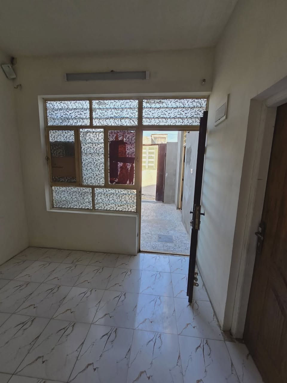 دار ١٠٠ فقط ب ٣٠ مليون 
النجف الأشرف شارع المطار السايدين 
خلف شارع ٣٠ 
شارع الجوهره 
***********

