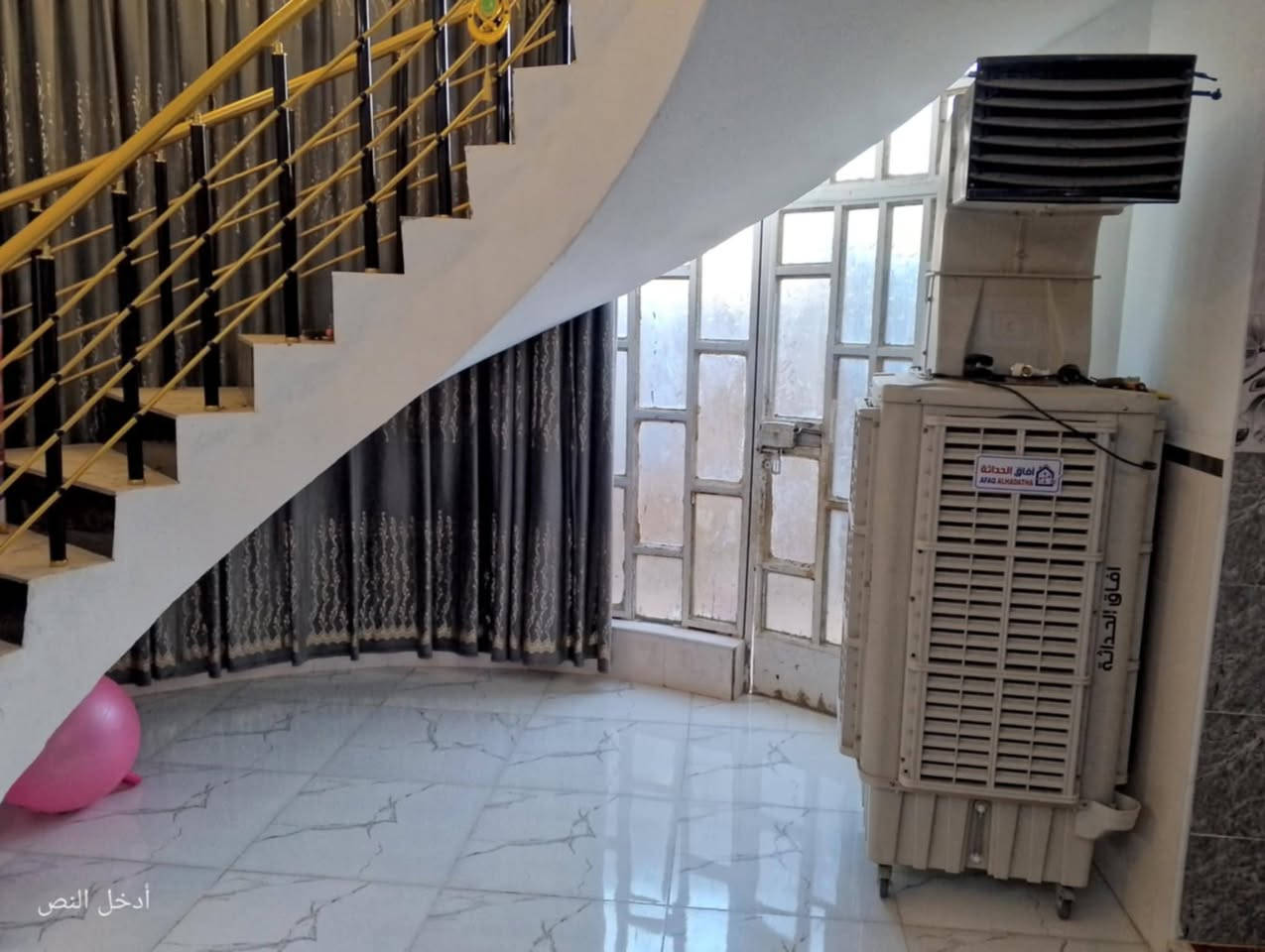 بيت البيع مساحه 250طابقين بالويرسي خلف ملعب السنبله السعر 55وبي مجال ***********
