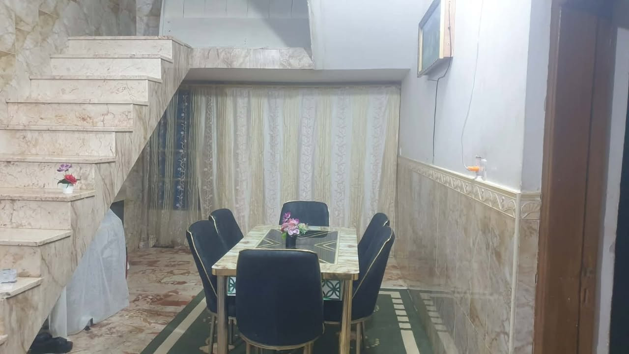 #اعـــــــــــــــلان.. 
بيت للبيـــــع #طابقــــــين 👇 فرصة استثمار 💯
بناء حجر -  البيت نظيف 
✅ مشتملين معزول الأول عن الثاني
✅ مؤجر وارده 700 الف 🔥
✅ مساحة 300 متر 
✅ موقعه قادسية الثانية مقابل مدارس
✅ كل طابق يحتوي غرفتين نوم وصالة واستقبال ومطبخ وصحيات

🔥 السعر 173 مليون قابل للتفاوض

للأستفسار أكثر
*********** متوفر واتس
مكتب التميز للعقار في قادسية الثانية قرب الحوراء
