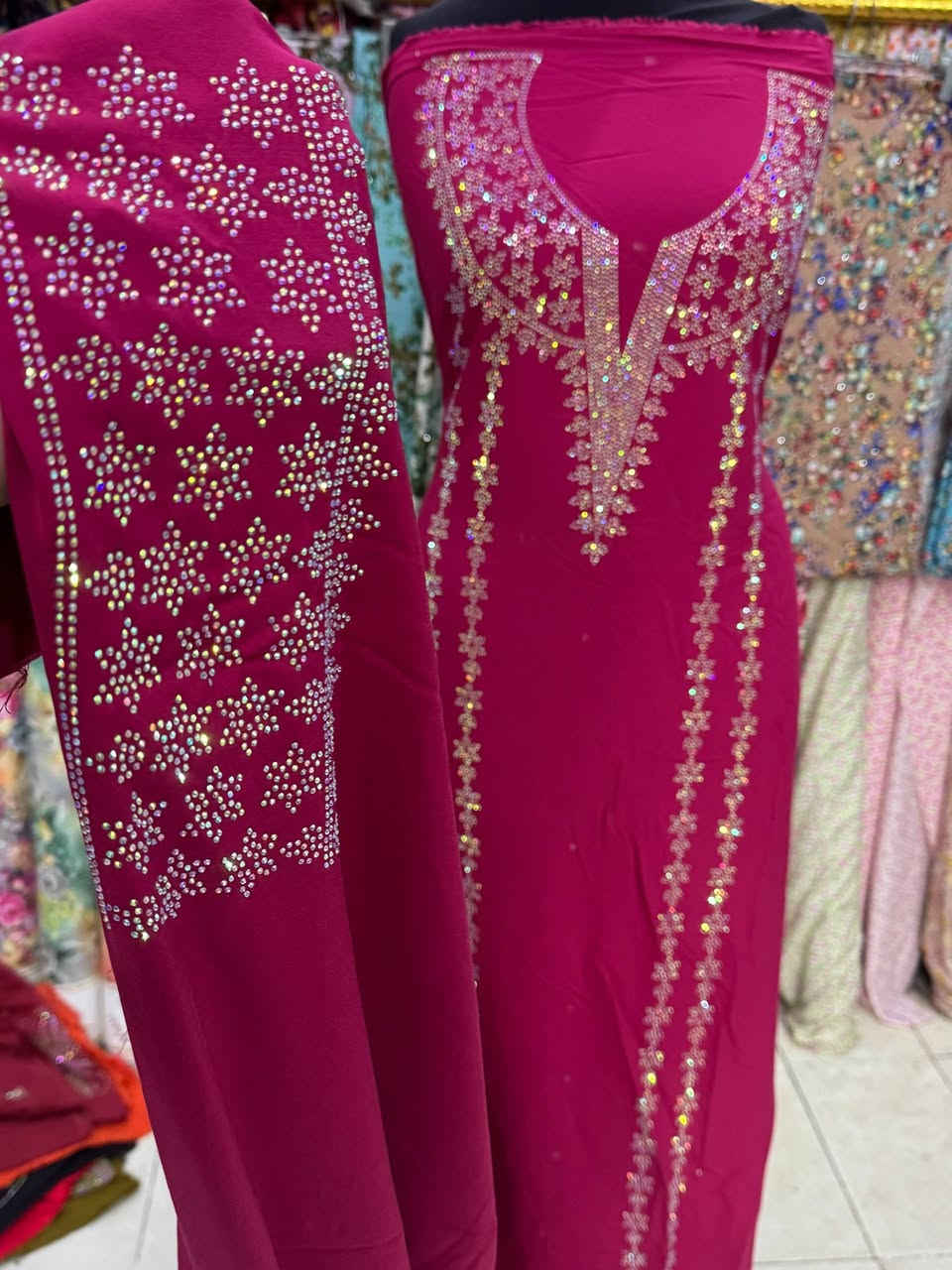 كشمير كابوي مطاط الاصلي
نقشات الصدر وردن شذر الاصلي شرط الغساله 

القطعه مترين ونص يتفصل كلوش 
وراهم لجميع القياسات 
توصيل لجميع المحافظات 5


**إذا كنت صاحب هذا الإعلان وتريد حذفه لأي سبب، رجاءا أرسل رسالة إلى الدعم الفني**