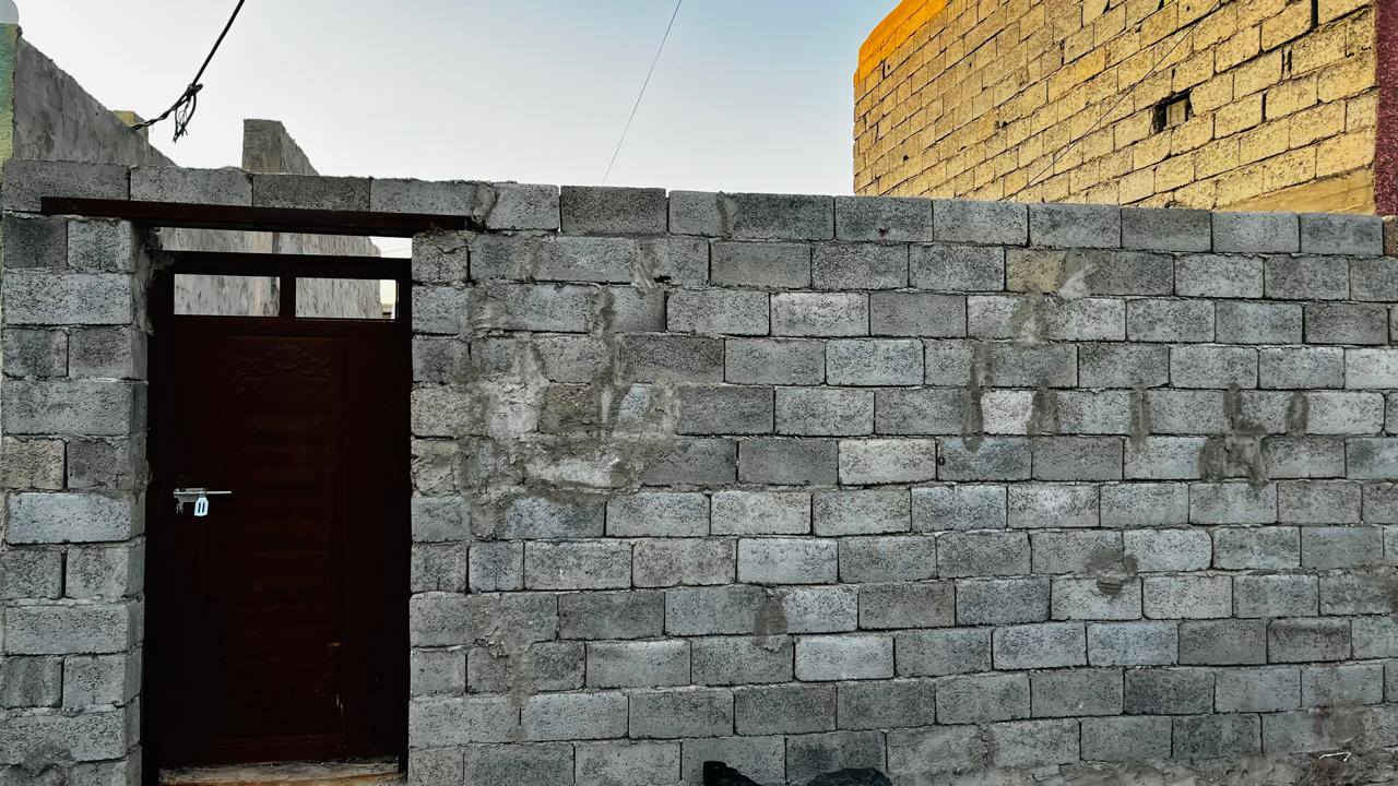 السلام عليكم قطعة للبيع مساحة 60 متر مربع مسيجة وبيها بتلو و150 بلوكة في منطقة الوردية الغرباوي مجاور اسواق ابو ابراهيم منطقة كامل خدمات ماء وكهرباء ومجاري وتبليط بيع مستعجل بسعر 8 مليون 
وتساب ***********
