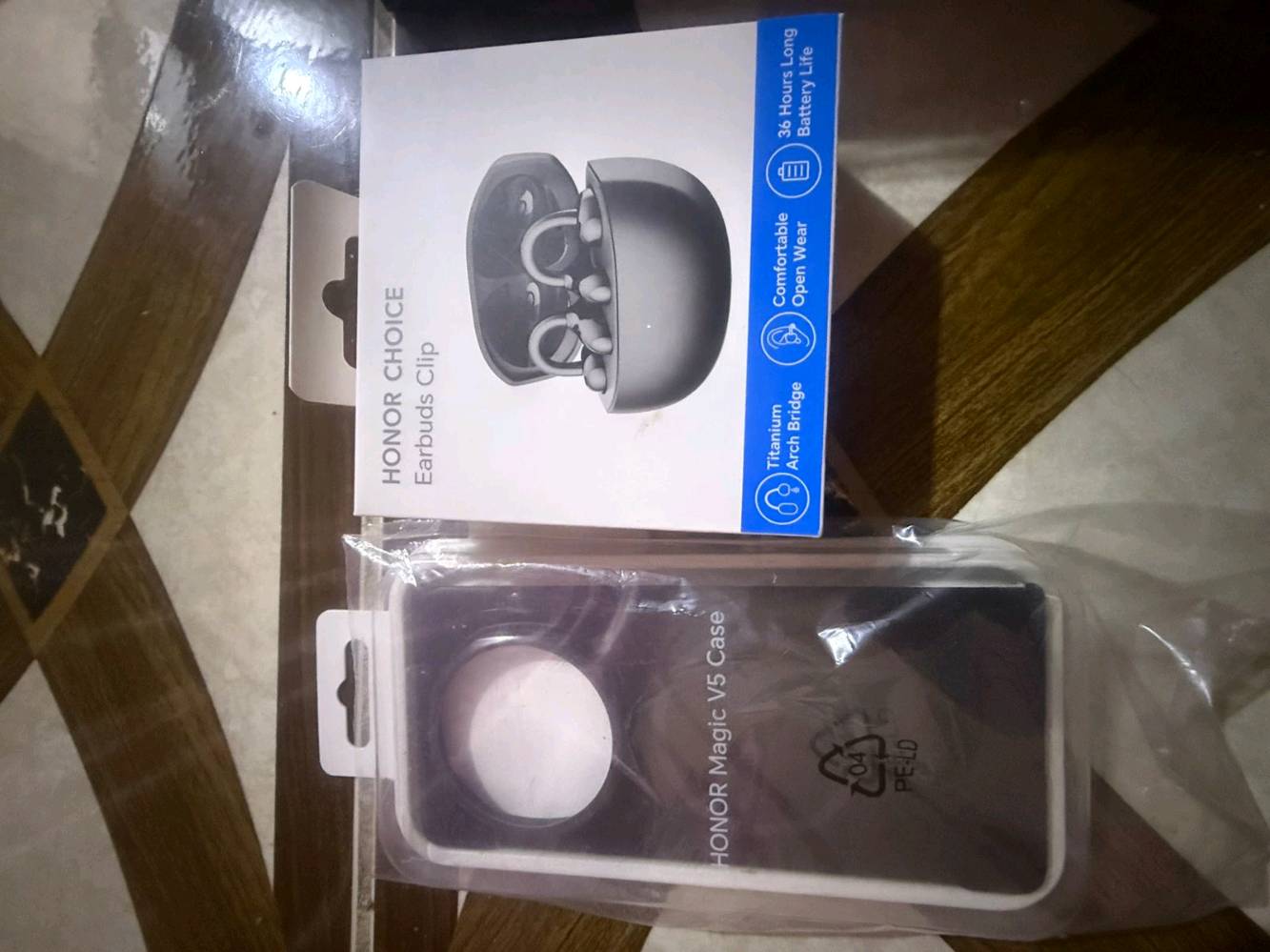 السلام عليكم جهاز هونر magic v5 قابل للطي جهاز رهيب شاشه ذاكره 512 لون ذهبي جديد ابحث عليه وشوف تفاصيله رايده ب 1600