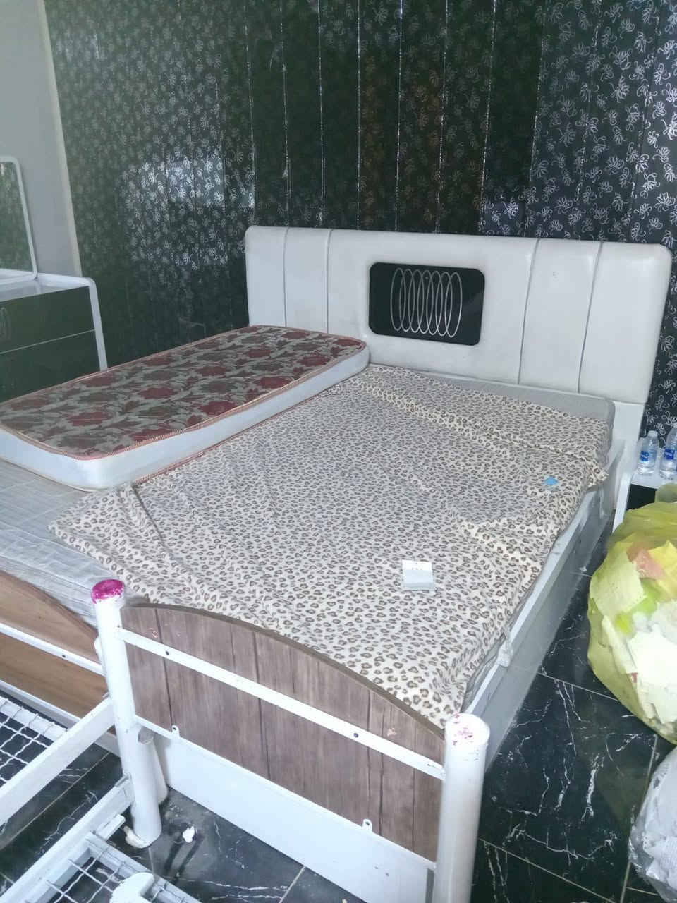 سلام عليكم 
غرفه نوم نضافه فول 7قطع جربايه جك 
ملاحظه غرفه مفصخه العنوان المشتل قرب اسواق فدوه 
السعر 250وبيها مجال هاتف ***********
