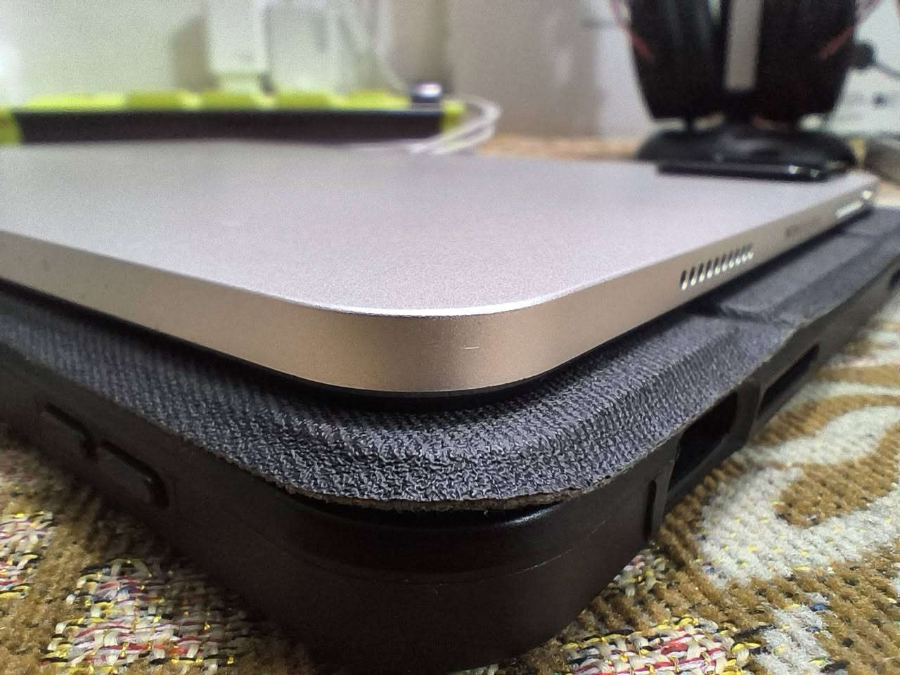 السلام عليكم شباب،
متوفر جهاز Xiaomi Pad 6 نظيف جداً وبحالة ممتازة، مخصص للمراوس فقط (حسب الرغبة والاتفاق).

الشاشة : 144hz و الحجم 11 inch ملاحضة الشاشه بيه خدوشه مجهريه ما تبين فقط بالضلمه و عليه ضوه خفيف يعني ما تأثر و بيه لزكه مات مناسب للكتابه بلقلم مالته

المعالج سناب دراكون 870 

سرعه الشحن 33 واط

الببجي 120 فريم بالتحديث الجديد 

​الجهاز يمتلك بطارية قوية جداً واعتمادية، والأرقام أدناه من واقع الاستخدام الفعلي والشاشة مشحونة بنسبة 1% فقط:

​وقت التشغيل الفعلي المستمر: صمدت البطارية لمدة 14 ساعة كاملة من الاستخدام المستمر دون شحن.

​الاستهلاك الأساسي: الاستهلاك الأكبر كان على تطبيق (سينمانا) بنسبة 81.28%، ويليه (TikTok) بنسبة 9.12%، ثم ألعاب مثل (FC Mobile) بنسبة 3.41%.

هاي البطاريه على سينمانه استخدام مستمر بشحنه وحده من1 الى 100 بالوضع العادي مو موفر البطاريه

​📦 الملحقات:

 ملحقاته الأصلية (العلبة والشاحن الأصلي و حافظه دفتريه و لزكه مات ملمس ورقي و مسكات ايباد).
سعر الملحقات الكفر 25 و الزكه 15 و المسكات 10

​📌 مكان التواجد: النجف

🔄 للمراوس: يرجى إرسال تفاصيل جهازك (النوع والنظافة) بالتعليقات أو الخاص، والاتفاق حسب القيمة.


**إذا كنت صاحب هذا الإعلان وتريد حذفه لأي سبب، رجاءا أرسل رسالة إلى الدعم الفني**