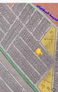 لبيع ٢٠٠ متر يم المدرسه بنص البناء سعرها ٤٦ وبيها مجال لطيبين 07709795...