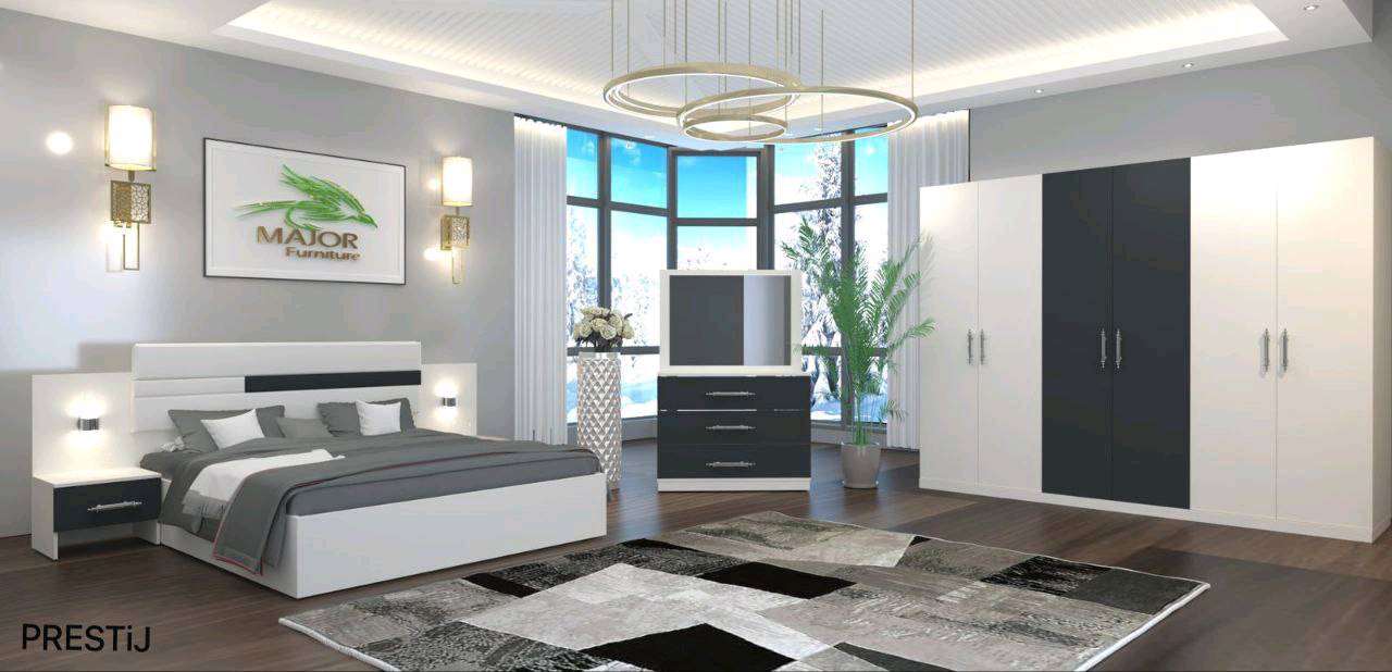 طقم غرف نوم فاخر بتصاميم عصرية من مملكة الأثاث، يتكون من سرير كبير، كومودينتان، دولاب ملابس مع مرايا، وتسريحة. مثالي لإضفاء لمسة أناقة على غرفة النوم.