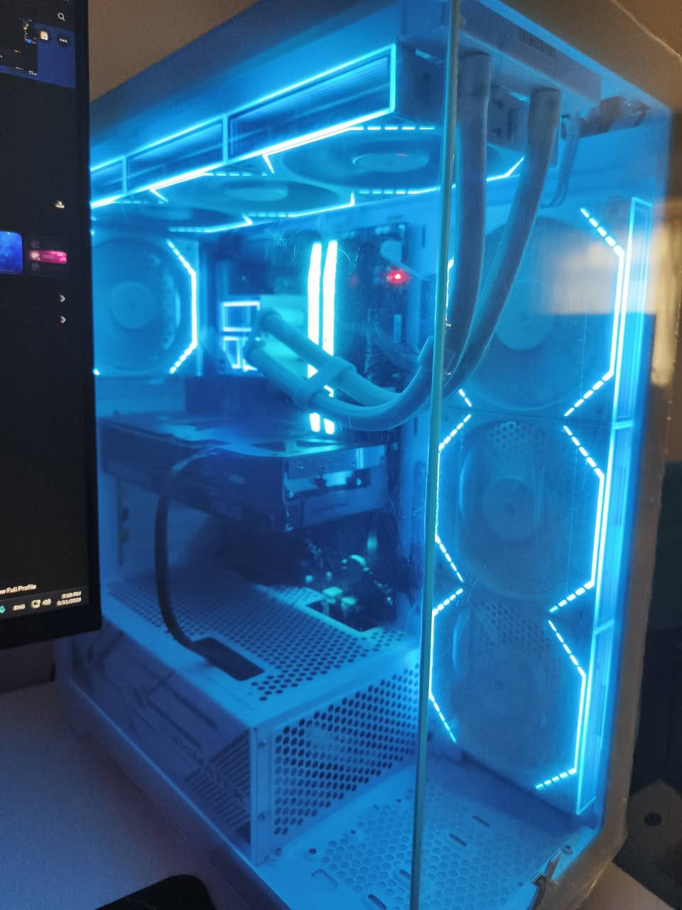 السلام عليكم تجميعة بالمواصفات التالية:
1- معالج : r5 7600x 
2- كارت : Rtx 5070 asus dual oc
3- رام : corsair vengeance 32gb 6200mhz cl36 ddr5
4- اللوحة : Gigabyte x870 eagle wifi 7
5- الذاكرة : 1Tb ssd nvme wd blue
6- مزود الطاقة : segeotop 750w bronze
7- الكيس : xigamtek 4gf blast white
8- تبريد : مائي 360mm thermalright frozen infinity ♾️ 
8- فانات الكيس : Daisy chain ⛓️ thermalright 
ملاحظة : كراتين القطع كلها موجوده.
للبيع خلي سعرك سعر معقول .


**إذا كنت صاحب هذا الإعلان وتريد حذفه لأي سبب، رجاءا أرسل رسالة إلى الدعم الفني**