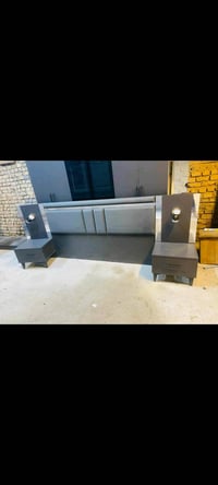 غرفة نوم متكاملة تتضمن خزانة ملابس واسعة بتصميم عصري مع أبواب زجاجية، ...