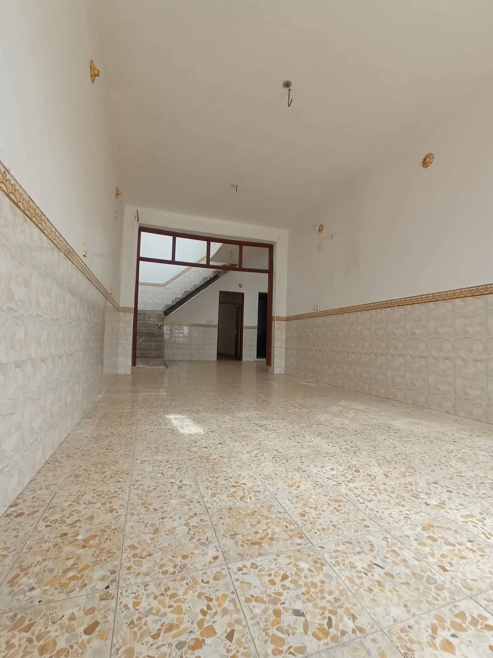 مكتب اكرم الحاتمي للعقار  ***********
==================================

  دار للبيع المساحة 150 متر تجاري طابو صرف 

حي ميسان الشريط قطاع 84 عرض شارع 20 متر 

==================================

   يحتوي ع/ غرفة وصالة ومطبخ وأستقبال 

وصحيات داخلية وخارجية ومكشوفة وطارمة 

بناء نضيف طابوق والسقف صب كونكريت 

                البيت فارغ غير مسكون 

           السعر  186 مليون وبي مجال 

للاستفسار الاتصال بالرقم *********** وات سآب 

        او مراجعة المكتب اكرم للعقار

عنوان المكتب/ النجف الكوفة حي ميسان 

     شارع الكيات مقابل اسواق حليم
