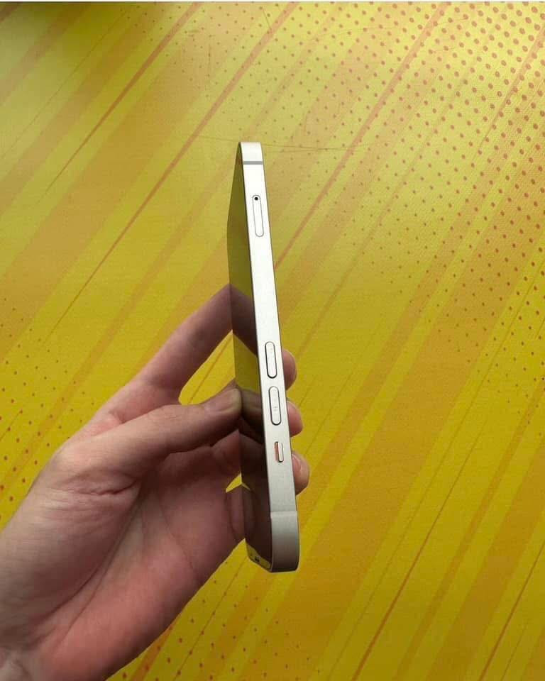 ايفون 13 العادي لون ابيض للبيع فقط 
الذاكرة :- 128
البطارية :- 93
السعر :- 450 
ملحقات : كاملة واصلية 
الجهاز :- نموذج M
النظافة الجهاز 100/100 مكفول من تبديل فتح صيانة شخوط كلشي شرط نضافة الجديد
للاستفسار بغداد :- ***********
