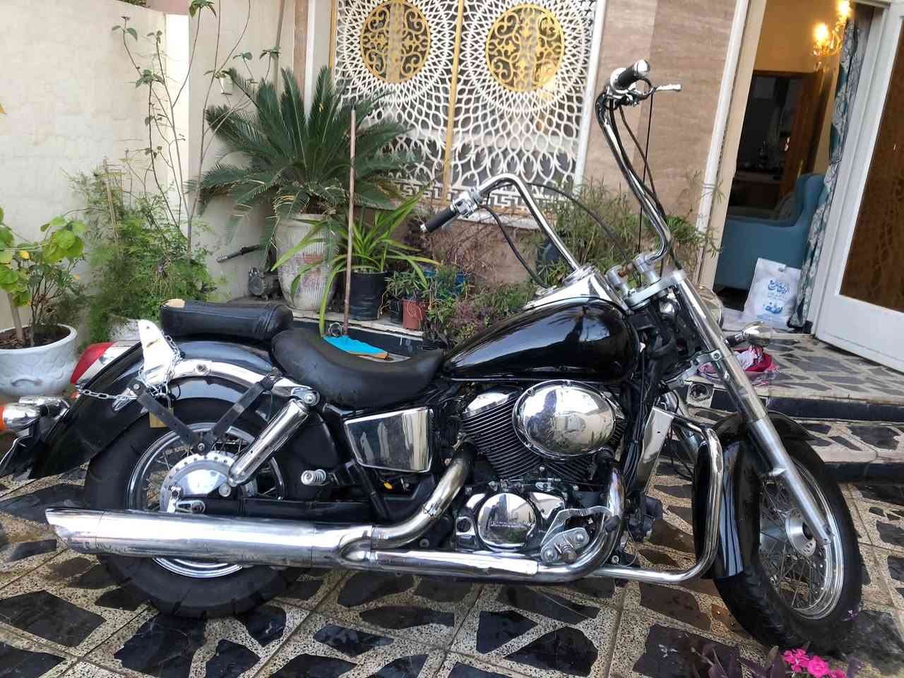 **للبيع بداعي الاستعجال: أرخص شادو 400 بالعراق! 🏍️**
فرصة للشباب ومحبي الكلاسيك، دراجة **هوندا شادو (Shadow)** بحالة ممتازة ومواصفات مميزة، والسعر محروق للبيع السريع.
**المواصفات:**
 *المحرك:** 400 CC (قوة وعزم يناسب المدينة والخطوط الطويلة).
 * الرقم:** مميز (219).
 * الموديل:** كلاسيك (Classic) - لعشاق الفخامة والأناقة.
 * الحالة:** الدراجة جاهزة ومشتغلة، تحتاج ترتيبات بسيطة .
السعر 19 ورقة فقط** (السعر نهائي وأرخص شادو بهذا المواصفات في العراق، والسعر مخفض لغرض البيع السريع).
**ملاحظة:** البيع مستعجل جداً، والأولوية لمن يتصل أولاً.
📍 **المكان:** بغداد العامرية .
📞 **للاستفسار والتواصل:** [***********]
