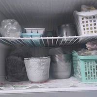 ثلاجة بحالة جيدة تحتوي على فريزر ورفوف متعددة للتخزين. لونها وردي وتصم...