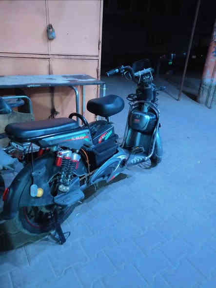 السلام عليكم دراجه شحن للبيع السعر 300وبيه مجال قليل نضيفه عطله فقط الشاشه والبك العنوان العماره منطقه السراري قرب الكورنيش الرقم ***********او مراسله خاص؟؟
