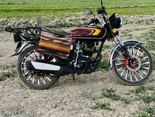 سلام عليكم دراجه سيفون للبيع أو اراوس بقفاز حسب القناعه دراجه موديل 2025مكفوله مكينه 200السعر 1825و بيه مجال
العنوان ديالى خالص سراجق الرقم ***********
