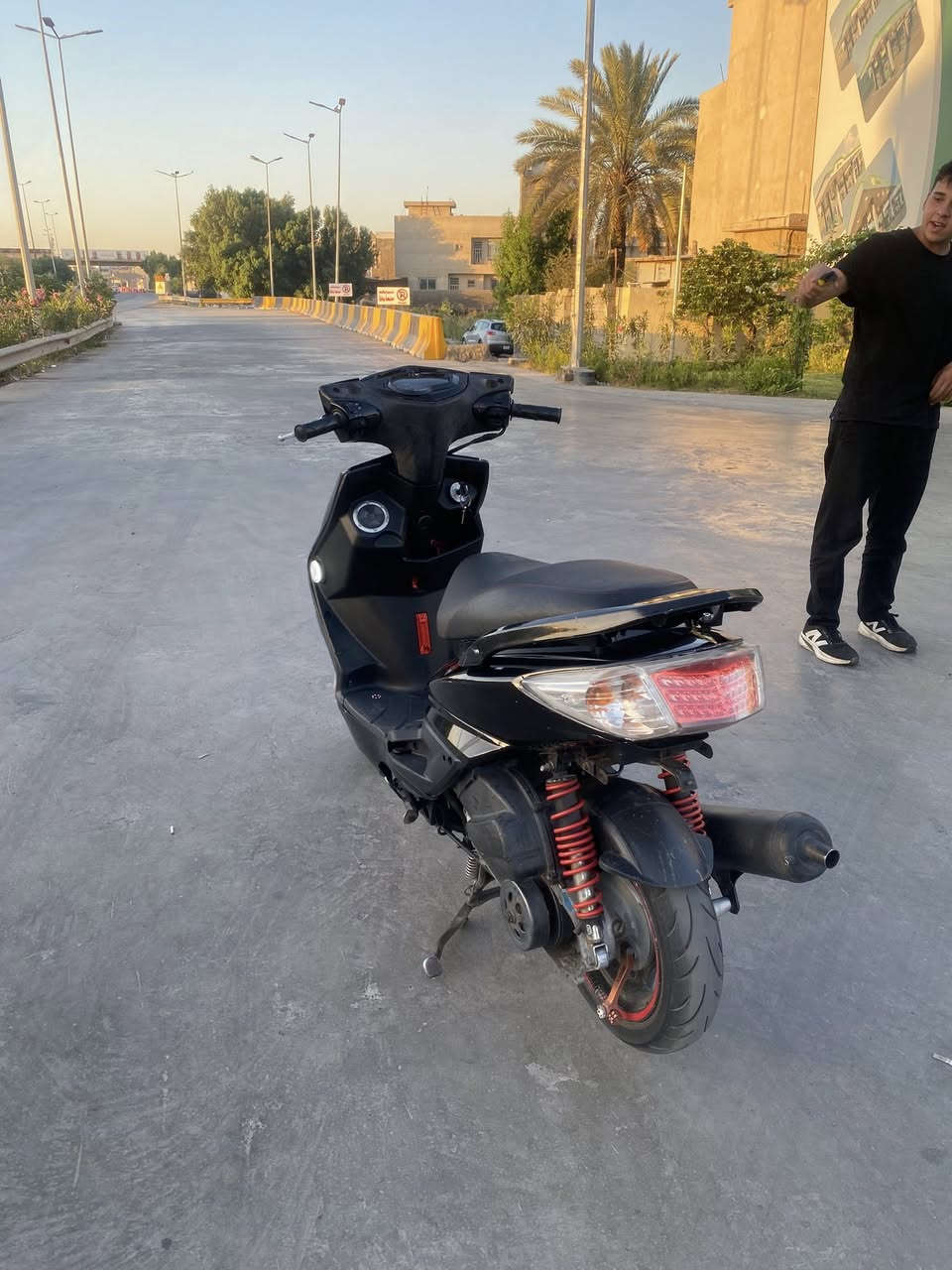 سلام عليكم
سكنس فحل وارد كوري 
نوزل خطين
عليها كصه ودشبول مال لد + ضفيره كامله مملعوب بيها مال لد 
بيها ستدات واشورات كور رياضي
كشنها مدوشم دوشمه حلوه
بيها قبق رقم شاصي وقباقه كاعيات رياضي
وفراك بريك جاي وياها 
وصالنصه جايه وياها
وبيها قطره دهن رياضي 
كلج امامي رياضي
على وضع البلاد كلها
بانزينها محسن دهنها امزويل 
ذيلها وقبق الهندر موجود (قبق الهندر مونستر رياضي)
كامله مكمله ما بيها اي نقص بس السبعه الي جوه الكشن غيرها اي نقص ماكو الدراجه حلوه ومرتبه وبيها نصبه
سعرها ٩٠٠ وبيها مجال 
مكانها الاعضميه ***********
