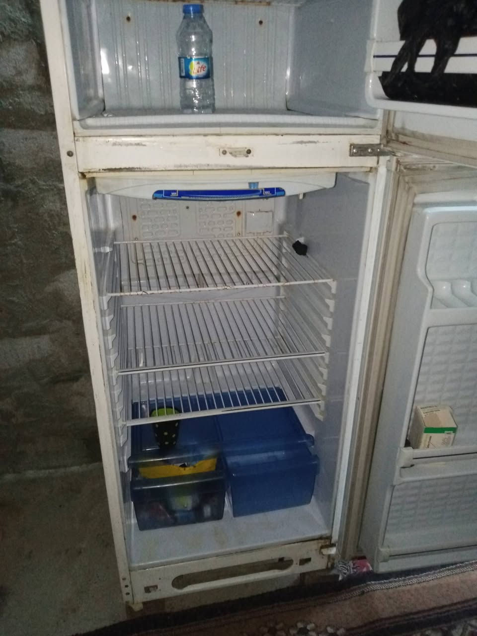 ثلاجه للبيع تشتغل بس ما بيها غاز سعر 50 الف ‏‪***********‬‏الايمن حي التنك
