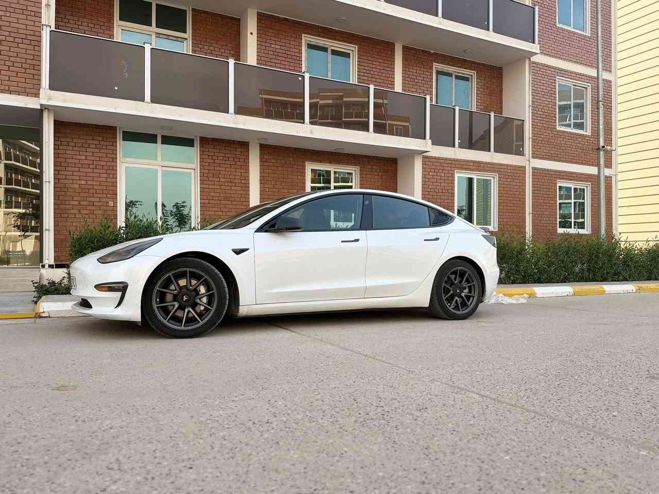 للبيع او للمراوس تسـلا مودل 3  موديل 2023 
بيه 3 قطع صبغ وحده كلير من امريكا 
صور الحادث مرفقه بدووون ايرباك 
ماشيه  66 الف كيلو قابل للزياده 
رقم بغداد ب اسمي تحويل بنفس اليوم 
• سقف بانوراما زجاج
•تك ماطور 
•420كيلو تمشيك بالشحنه الواحده 
• شاشة كبيرة حجم 15 بوصة
•تدعم جميع اللغات ومنها العربي 
•بجم كبس 
• كاميرا خلفية
• حساسات خلفية
• كاميرا امامية
• حساسات اماميه
• كاميرا جانبيه 
• كراسي كهرباء جلد لون اسود
• كراسي تدفئه
• رادار امامي
• رادار خلفي
• رادار جانبي
• مانع تصادم
•تحديد مسار 
• كاميرات 
• حساسات جانبيه
• مثبت سرعة
• كاميرات محيطيه 360° 
• تحكم بالسياره عن طريق الشاشة
• تحكم عن طريق الهاتف
• بجيك شعار عن طريق الهاتف 
• نظام قيادة آلية Auto Pilot
• عداد ديجيتال
• تشغيل تلقائي
• نظام قيادة ذاتية Full Self drive
• نظام (RCTA) للتنبيه عند الرجوع للخلف
• نظام (RSA) لكشف لافتات السرعه للطريق
• نظام (PSC) الرادار الذكي لمنع الاصطدام 
• نظام (LTA) لتحديد المسار على الطريق
• تشغيل عن بعد
• الدخول الذكي
• نظام ترفيهي كامل متكامل يحتوي على ( YouTube / WhatsApp / Tik Tok / Netflix)
•بدون ايرباك  
  محدثه اون لاين اخر تحديث 
العنوان بغداد القادسيه او الاعلام 
بيه كت كاربون كامل وياها شاحنه 32 امبير
تخم تاير كامل جديد
سستم كاربون داخل خارج كامل 

السعر 168 ورقه بي مجال بسيط 

رقم صاحب سيارة : ***********
