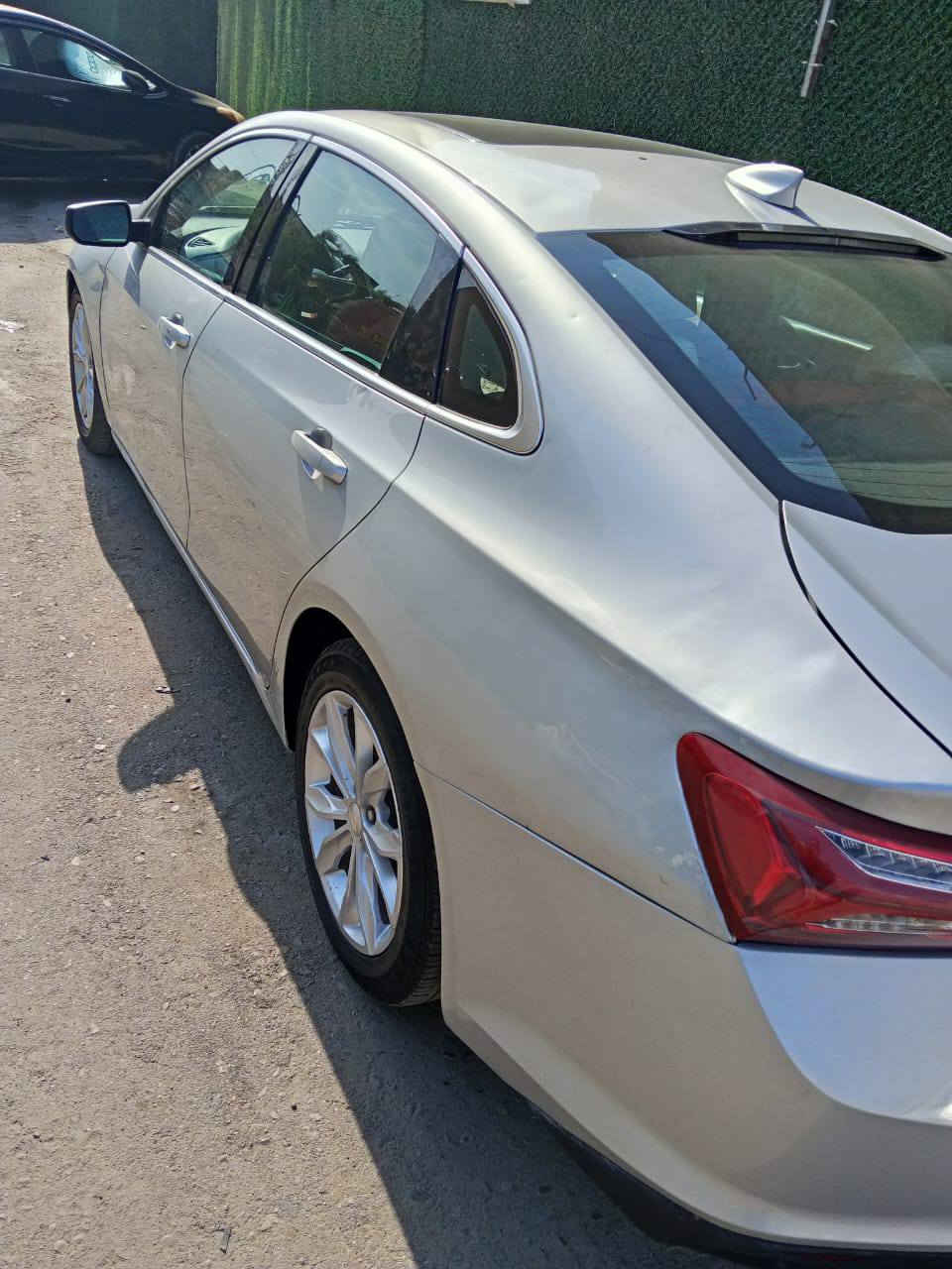 السلام عليكم للبيع شيفرليه ماليبو موديل 2020 وارد امريكي ضربتها كلش خفيفة موضحة ب صور  ماشية (80) الف  رقم نجف الدولي بأسمي  هزة وسنوية جديدة السيارة كلش نضيفة كير ومكينة وتبريد وكهربائيات وصدر كلها مكفولة  فول مواصفات 1/1
موصفاتها:
بانوراما 
بصمة ابواب وتشغيل 
كشنات كهرباء
كشنات جلد 
داخل ابيض 
تبريد قطعتين 
توقف ذاتي 
تدفئة تبريد الكشنات 
كامرة وحساسات 
تبريد شاشة 
تشغيل عن بعد 
السيارة بيها هواي مواصفات متخلص
السعر ( 99 ) $ وبيها مجال بسيط
العنوان بغداد 
رقمي ***********
