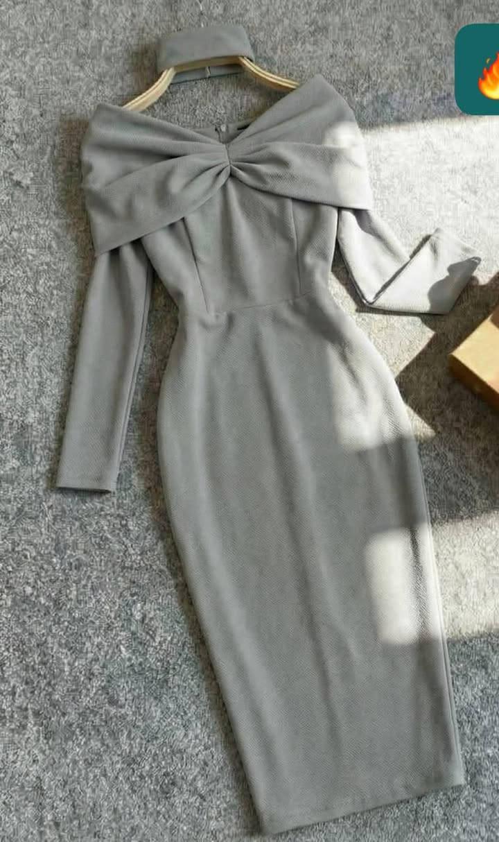 *القطعة الاجمل وصلت لحقي حالك واحجزي 🔥*
*السعر 150 الف🤩🤩
فستان سهرة ببيونة فاخر مع طوق عالرقبة قطعة مميزة جدا وعاللبس حكاية تانية ❤️❤️ 

القماش * كريب سكوبا فاخر مكفول للجميع 🌟 
الألوان * بالصور والصور واقع والواقع احلا من الصورة ✔️ 
القياسات * 38 40 42 44 

يوجد توصيل وشحن فوري بإذن الله ✅


**إذا كنت صاحب هذا الإعلان وتريد حذفه لأي سبب، رجاءا أرسل رسالة إلى الدعم الفني**