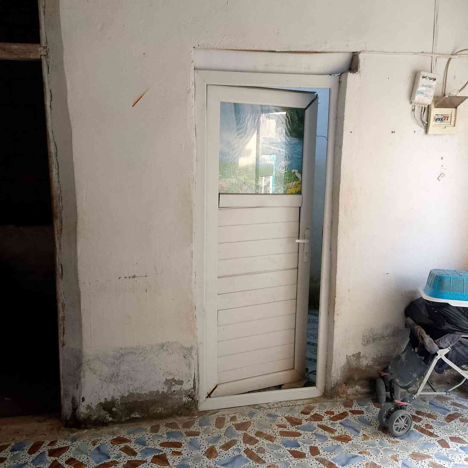 بيت للبيع الخماس شارع عبدالله الرضيع البيت مساحه 150كامل المعامله الطابو مجاري كامله قطعته حلوه للستفسار على الرقم ***********
