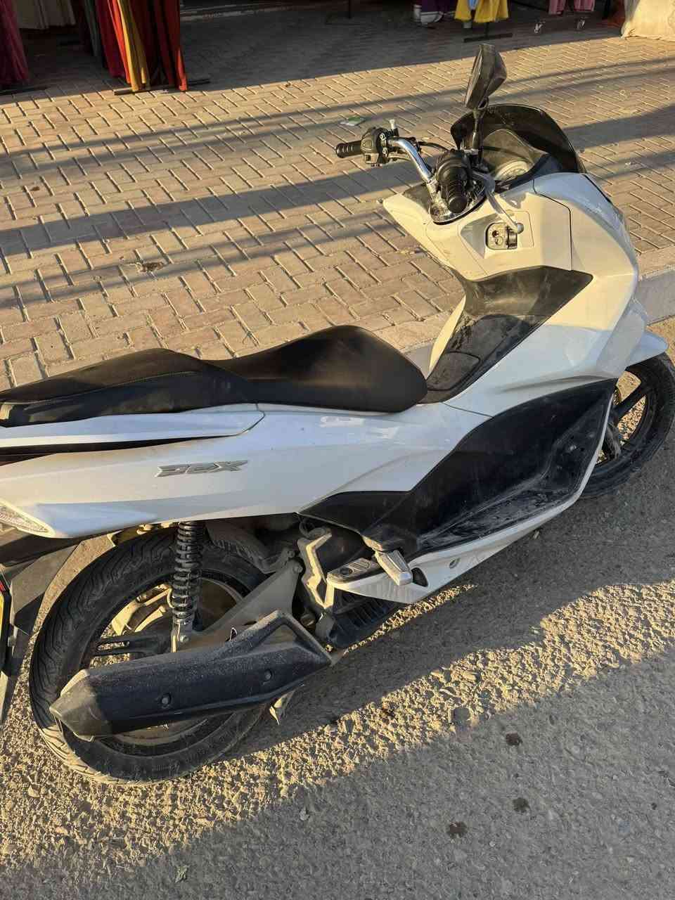 Pcx
بلادي 
مكينه مامفتوح 
برغي متخلي عليه 
حساسات كامله شغاله 
*********** 
سعر مناسب
