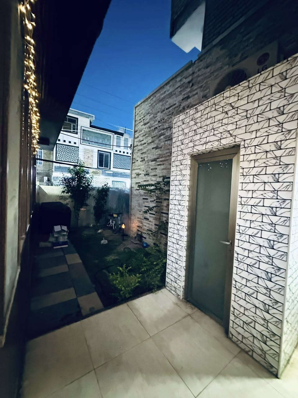 سلام عليكم
بيت للبيع جكوك شارع 15 قرب شارع  عشرين جهة الكاظمة طابو (طابو)المساحة 120 متر بيت كامل ما ناقصة شي الطابق الاول غرفتين نوم اكبار واستقبال وصالة وحديقة وكراج خارجي ومطبخ وحمام ومنور وفوك مسوي ساندويج بيتونة جبيرة وغرفة مخلي بيها غراض وسطح جبير الفوك ينكعد بي مرتب الواجه 6.20
للستفسار خاص او اتصل ع رقم (السعر مناسب)
***********
